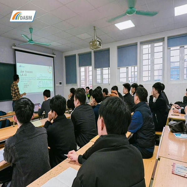 Các bạn sinh viên chăm chú và thích thú tham gia buổi hội thảo chia sẻ kiến thức về âm học và vật liệu do Anh Nguyễn Phương Lâm chia sẻ 