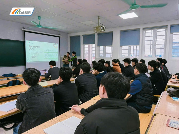 These students discussed the sound absorption and sound insulation characteristics of familiar materials with the DASM expert