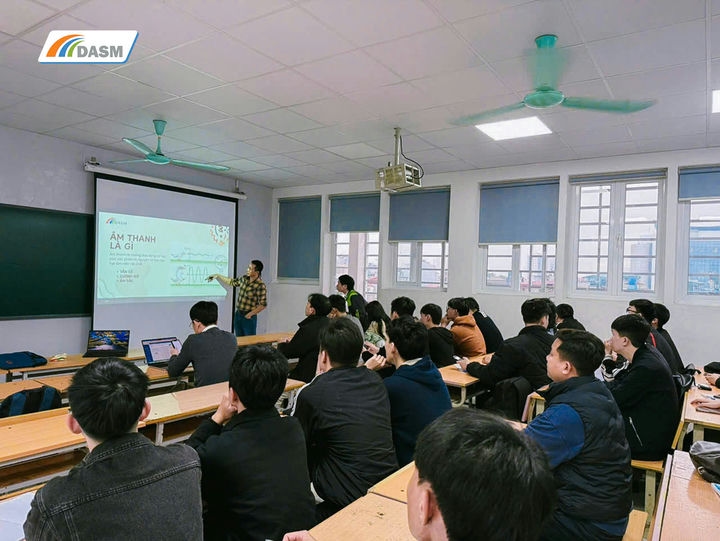 Students attentively and enthusiastically participated in the seminar on acoustics and materials presented by Mr. Nguyen Phuong Lam